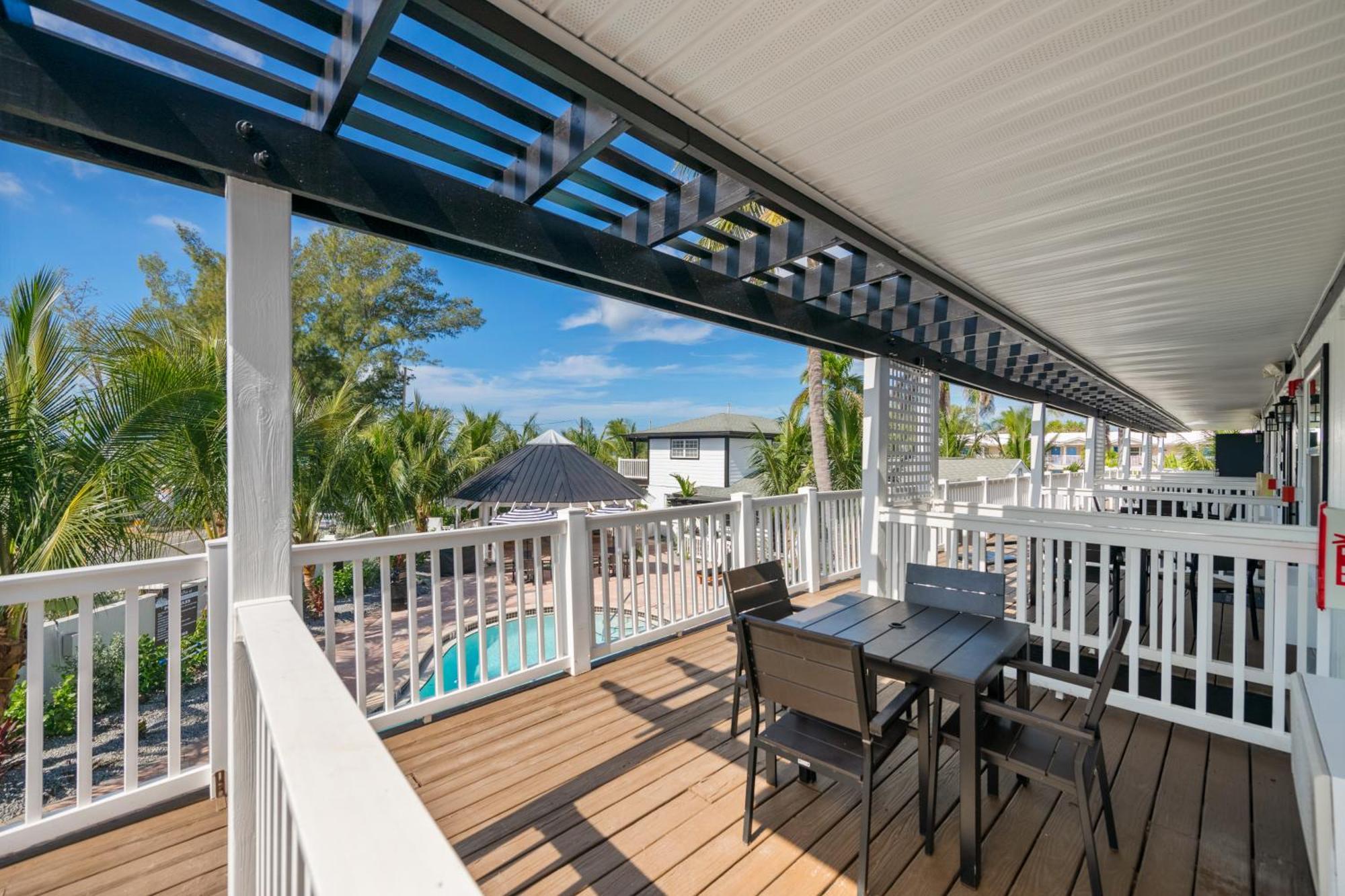 Tropic Isle At Anna Maria Island Inn ブレイデントン・ビーチ エクステリア 写真