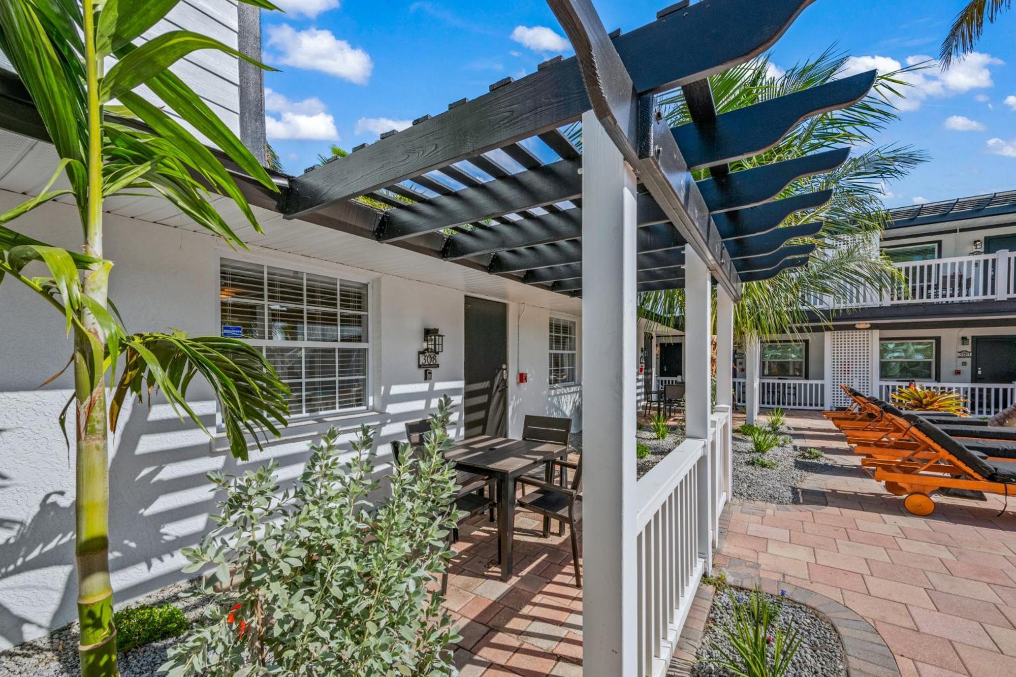 Tropic Isle At Anna Maria Island Inn ブレイデントン・ビーチ エクステリア 写真