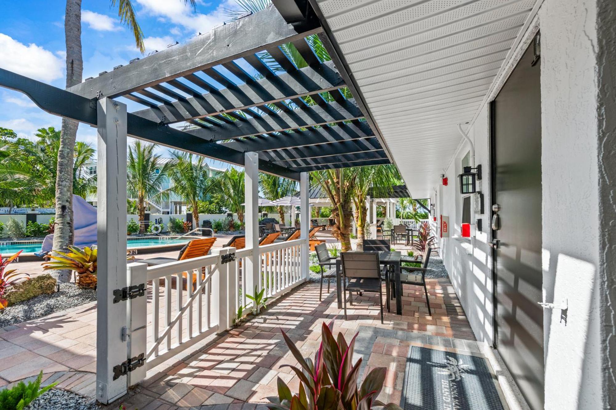 Tropic Isle At Anna Maria Island Inn ブレイデントン・ビーチ エクステリア 写真