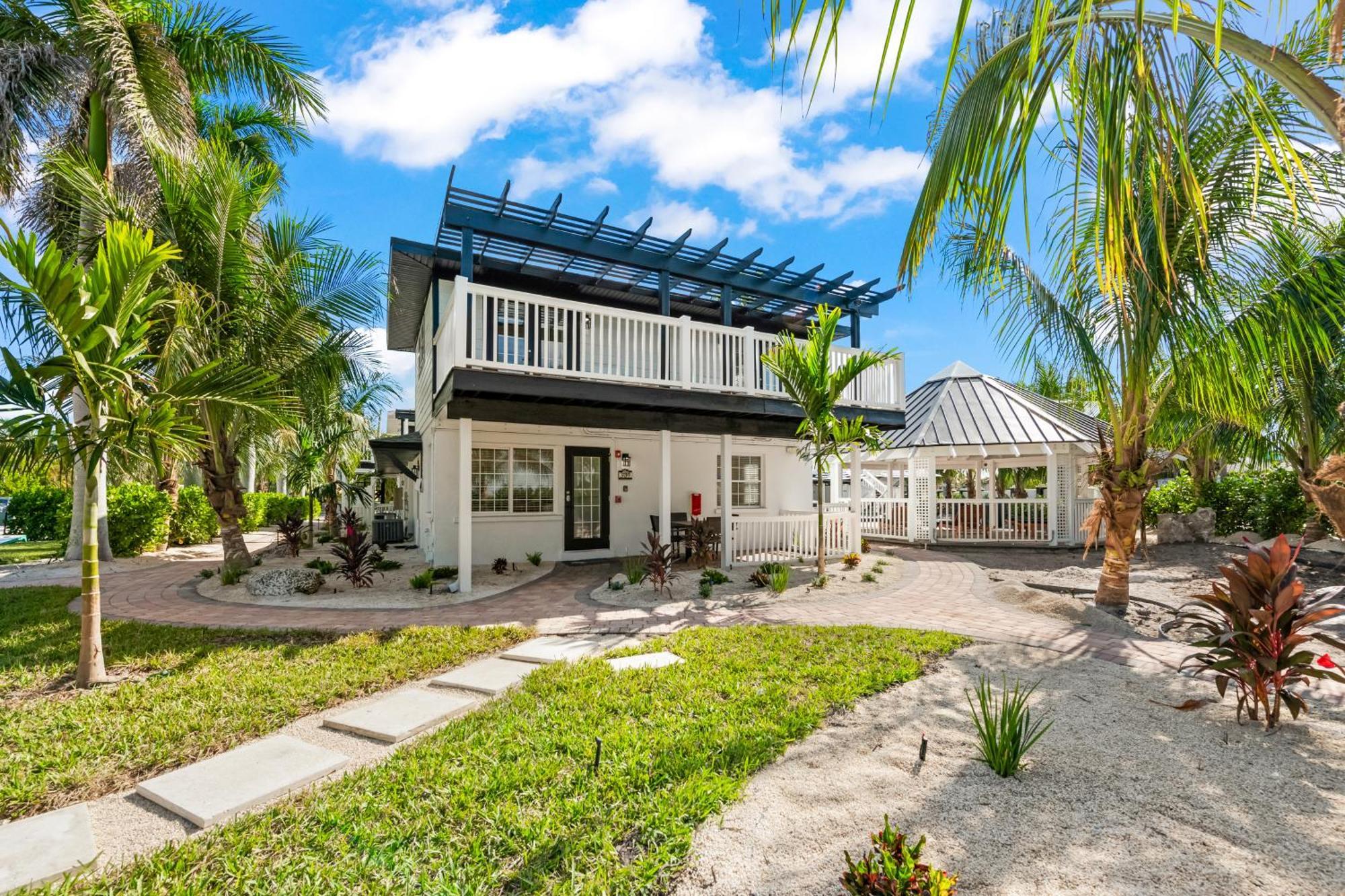 Tropic Isle At Anna Maria Island Inn ブレイデントン・ビーチ エクステリア 写真